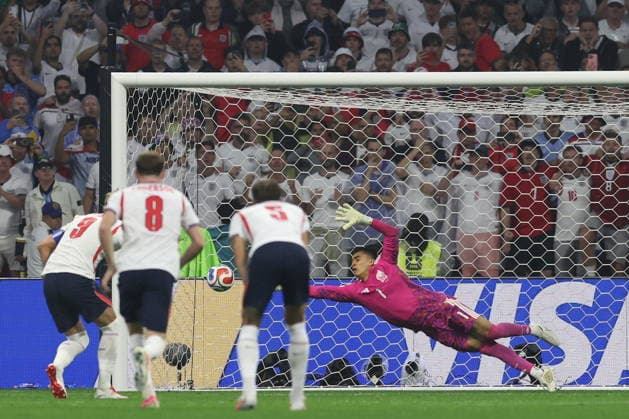 FIFA World Cup, WM, Weltmeisterschaft, Fussball 2026 - Round of 16 - Mexico vs. England Raul Rangel (R) of Mexico concedes a goal during the FIFA World Cup 2026 Round of 16 soccer match between Mexico and England, in Mexico City, Mexico, 05 July 2026. MEXICO CITY Mexico  Copyright: xALEXxCRUZx