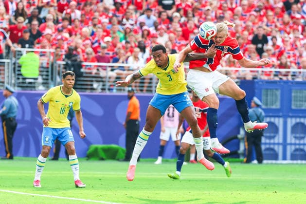 July 5, 2026, East Rutherford, Nj, United States: Erling Haaland player of Norway and Gabriel Magalhaes player of Brazil during the Round of 16 match between Brazil and Norway at the FIFA World Cup, WM, Weltmeisterschaft, Fussball at New York New Jersey Stadium, in East Rutherford, United States, on Sunday, July 05, 2026. East Rutherford United States - ZUMAv122 20260705_aap_v122_081 Copyright: xWilliamxVolcovx