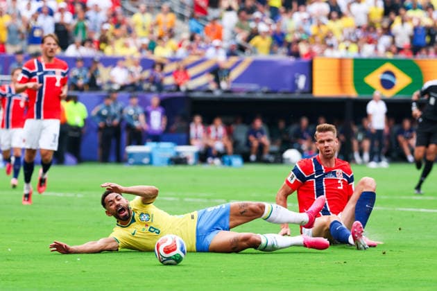 July 5, 2026, East Rutherford, Nj, United States: Matheus Cunha player of Brazil and Kristoffer Ajer player of Norway during the Round of 16 match between Brazil and Norway at the FIFA World Cup, WM, Weltmeisterschaft, Fussball at New York New Jersey Stadium, in East Rutherford, United States, on Sunday, July 05, 2026. FIFA World Cup 2026 - Round Of 16 - Brazil V Norway  - ZUMAv122 20260705_aap_v122_243 Copyright: xWilliamxVolcovx
