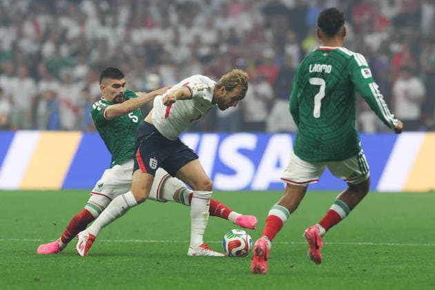 FIFA World Cup, WM, Weltmeisterschaft, Fussball 2026 - Round of 16 - Mexico vs. England Johan Vasquez (L) of Mexico in action against Harry Kane (C) of England during the FIFA World Cup 2026 Round of 16 soccer match between Mexico and England, in Mexico City, Mexico, 05 July 2026. MEXICO CITY Mexico  Copyright: xALEXxCRUZx
