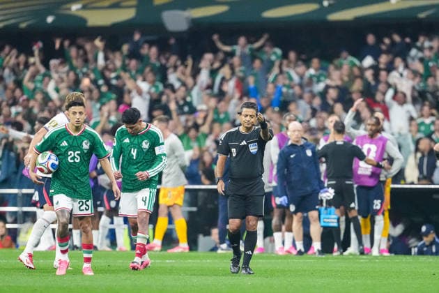 Referee Alireza Faghani gestures during the FIFA Men’s World Cup 2026 round of 16 football match between Mexico and England at Mexico City Stadium, in Mexico City on July 5th 2026 (Photo by Alexandra Fechete SPP)  Copyright: xAlexandraxFechete SPPx Sportspressphoto_SPR185679