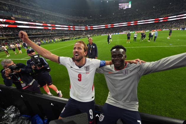 Mexico v England Round of 16 FIFA World Cup, WM, Weltmeisterschaft, Fussball 2026 Harry Kane 9 and Bukayo Saka 7 of England national team, Nationalteam celebrate after winning the FIFA World Cup 2026 round of 16 match against Mexico at Mexico City Stadium on July 5, 2026 in Mexico City, Mexico. (Photo by Ian Robles Eyepix Group) Copyright: xIanxRobles xEyepixxGroupx EL_05072026_191235JPEG