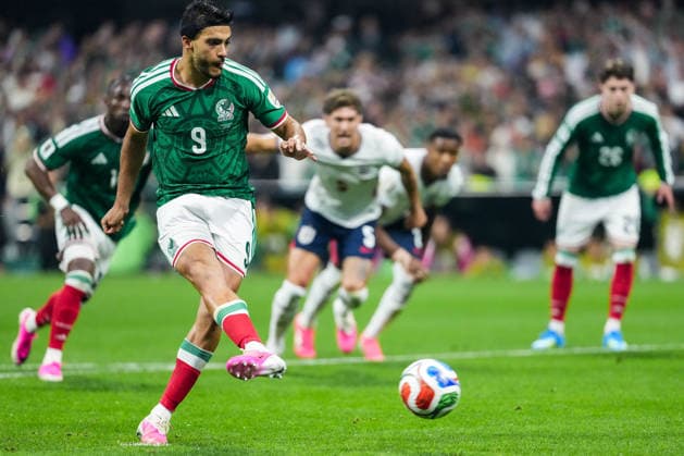 Raul Jimenez of Mexico shoots for goal during the FIFA Men’s World Cup 2026 round of 16 football match between Mexico and England at Mexico City Stadium, in Mexico City on July 5th 2026 (Photo by Alexandra Fechete SPP)  Copyright: xAlexandraxFechete SPPx Sportspressphoto_SPR185693