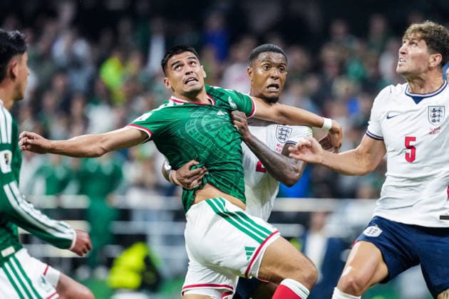 Guillermo Martinez of Mexico (L) and Ezri Konsa of England (R) fight for possession during the FIFA Men’s World Cup 2026 round of 16 football match between Mexico and England at Mexico City Stadium, in Mexico City on July 5th 2026 (Photo by Alexandra Fechete SPP)  Copyright: xAlexandraxFechete SPPx Sportspressphoto_SPR185728
