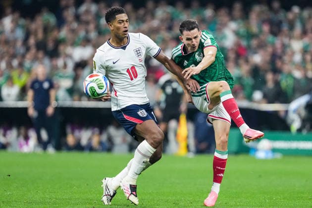 Alvaro Fidalgo of Mexico (R) shoots for goal under pressure from Jude Bellingham of England (L) during the FIFA Men’s World Cup 2026 round of 16 football match between Mexico and England at Mexico City Stadium, in Mexico City on July 5th 2026 (Photo by Alexandra Fechete SPP)  Copyright: xAlexandraxFechete SPPx Sportspressphoto_SPR185722