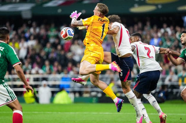Jordan Pickford of England (L) and John Stones of England (R) fight for possession during the FIFA Men’s World Cup 2026 round of 16 football match between Mexico and England at Mexico City Stadium, in Mexico City on July 5th 2026 (Photo by Alexandra Fechete SPP)  Copyright: xAlexandraxFechete SPPx Sportspressphoto_SPR185725