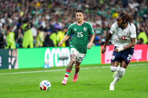 Roberto Alvarado of Mexico passes the ball during the FIFA Men’s World Cup 2026 round of 16 football match between Mexico and England at Mexico City Stadium, in Mexico City on July 5th 2026 (Photo by Alexandra Fechete SPP)  Copyright: xAlexandraxFechete SPPx Sportspressphoto_SPR185732