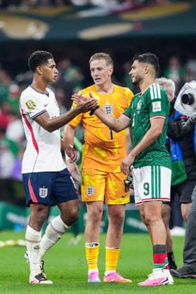 Jude Bellingham of England (L) shake hands with Raul Jimenez of Mexico (R) and Jordan Pickford of England (C) looks on during the FIFA Men’s World Cup 2026 round of 16 football match between Mexico and England at Mexico City Stadium, in Mexico City on July 5th 2026 (Photo by Alexandra Fechete SPP)  Copyright: xAlexandraxFechete SPPx Sportspressphoto_SPR185747