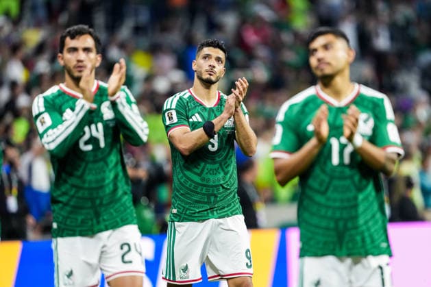 Raul Jimenez of Mexico and team mates applaud fans after the 2-3 win during the FIFA Men’s World Cup 2026 round of 16 football match between Mexico and England at Mexico City Stadium, in Mexico City on July 5th 2026 (Photo by Alexandra Fechete SPP)  Copyright: xAlexandraxFechete SPPx Sportspressphoto_SPR185755