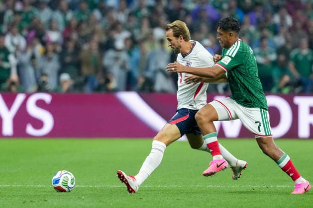 Harry Kane of England (L) and Luis Romo of Mexico (R) fight for possession during the FIFA Men’s World Cup 2026 round of 16 football match between Mexico and England at Mexico City Stadium, in Mexico City on July 5th 2026 (Photo by Alexandra Fechete SPP)  Copyright: xAlexandraxFechete SPPx Sportspressphoto_SPR185794