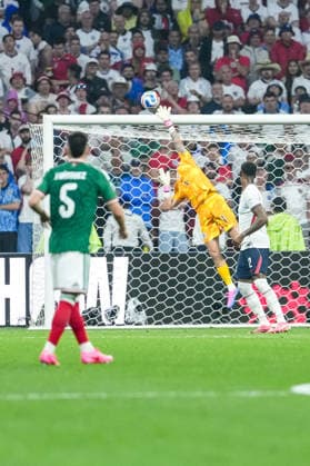 Jordan Pickford of England makes a save during the FIFA Men’s World Cup 2026 round of 16 football match between Mexico and England at Mexico City Stadium, in Mexico City on July 5th 2026 (Photo by Alexandra Fechete SPP)  Copyright: xAlexandraxFechete SPPx Sportspressphoto_SPR185823