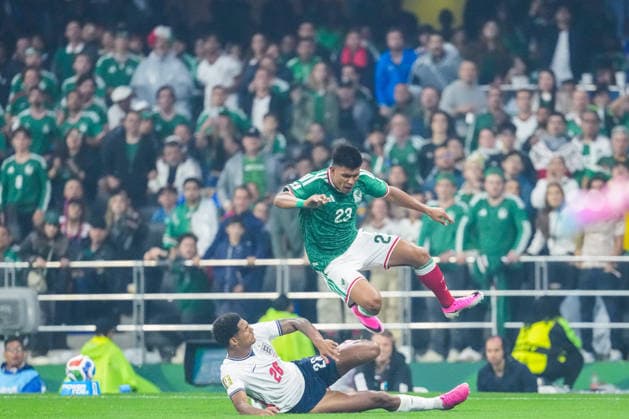 Jarell Quansah of England (L) tackles Jesus Gallardo of Mexico (R) during the FIFA Men’s World Cup 2026 round of 16 football match between Mexico and England at Mexico City Stadium, in Mexico City on July 5th 2026 (Photo by Alexandra Fechete SPP)  Copyright: xAlexandraxFechete SPPx Sportspressphoto_SPR185834
