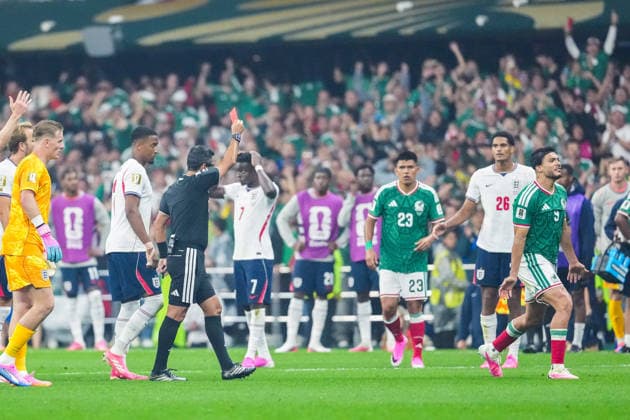 Referee Alireza Faghani shows red card to Jarell Quansah of England (R) during the FIFA Men’s World Cup 2026 round of 16 football match between Mexico and England at Mexico City Stadium, in Mexico City on July 5th 2026 (Photo by Alexandra Fechete SPP)  Copyright: xAlexandraxFechete SPPx Sportspressphoto_SPR185838