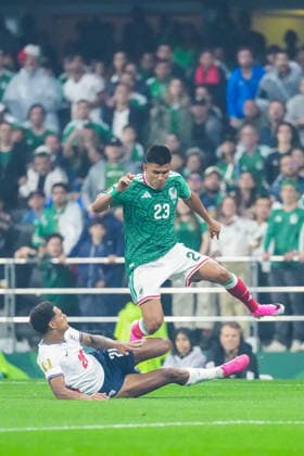 Jarell Quansah of England (L) tackles Jesus Gallardo of Mexico (R) during the FIFA Men’s World Cup 2026 round of 16 football match between Mexico and England at Mexico City Stadium, in Mexico City on July 5th 2026 (Photo by Alexandra Fechete SPP)  Copyright: xAlexandraxFechete SPPx Sportspressphoto_SPR185833