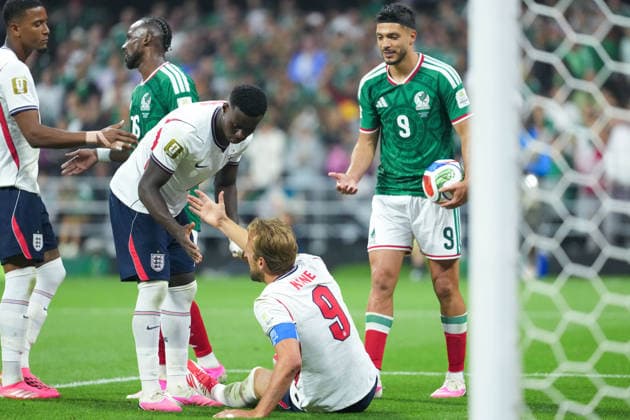 Bukayo Saka of England (L) consolates Harry Kane of England (C) during the FIFA Men’s World Cup 2026 round of 16 football match between Mexico and England at Mexico City Stadium, in Mexico City on July 5th 2026 (Photo by Alexandra Fechete SPP)  Copyright: xAlexandraxFechete SPPx Sportspressphoto_SPR185934