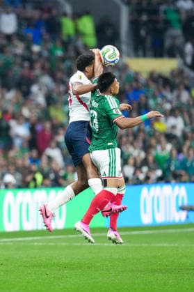 Jarell Quansah of England (L) and Jesus Gallardo of Mexico (R) fight for possession during the FIFA Men’s World Cup 2026 round of 16 football match between Mexico and England at Mexico City Stadium, in Mexico City on July 5th 2026 (Photo by Alexandra Fechete SPP)  Copyright: xAlexandraxFechete SPPx Sportspressphoto_SPR185947