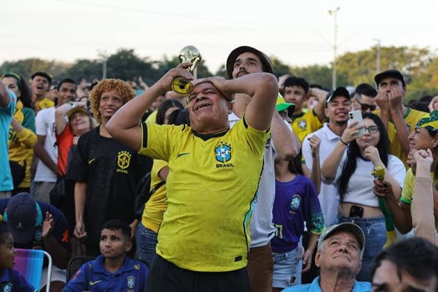 Torcedores na praça Arautos da Paz CAMPINAS, SP - 05.07.2026: TORCEDORES NA PRAcA ARAUTOS DA PAZ - Thousands of fans gathered at Arautos da Paz square in Taquaral in Campinas SP to watch the Brazil vs Norway game on Sunday afternoon 5. x2980028x  LeandroxFerreira xwww.imago-images.dex  IMAGO LeandroxFerreira