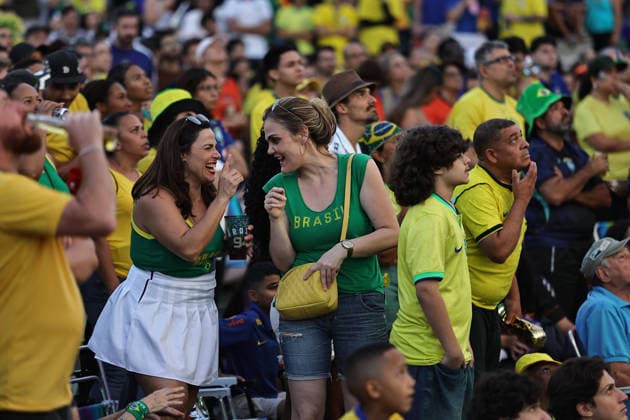 Torcedores na praça Arautos da Paz CAMPINAS, SP - 05.07.2026: TORCEDORES NA PRAcA ARAUTOS DA PAZ - Thousands of fans gathered at Arautos da Paz square in Taquaral in Campinas SP to watch the Brazil vs Norway game on Sunday afternoon 5. x2980041x  LeandroxFerreira xwww.imago-images.dex  IMAGO LeandroxFerreira