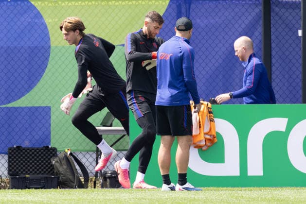 July 4, 2026, Seattle, Washington, USA: US Mens national team, Nationalteam Coaches and United States of America goalkeeper Matt Freese (24) United States of America goalkeeper Matt Turner (1) get ready for the final team practice before their game at the USA National Team Training which took place at University of Washington Soccer Stadium. Seattle USA - ZUMAl181 20260704_zsp_l181_020 Copyright: xMelissaxLevinx
