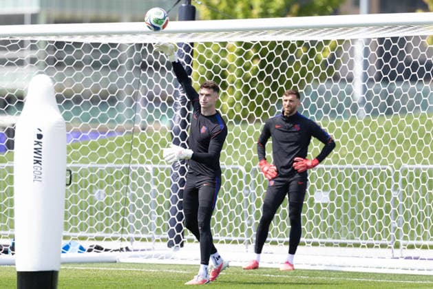 July 4, 2026, Seattle, Washington, USA: United States of America goalkeeper Matt Freese (24) warms up by United States of America goalkeeper Matt Turner (1) in their final team practice before their game at the USA national team, Nationalteam Training which took place at University of Washington Soccer Stadium. Seattle USA - ZUMAl181 20260704_zsp_l181_021 Copyright: xMelissaxLevinx