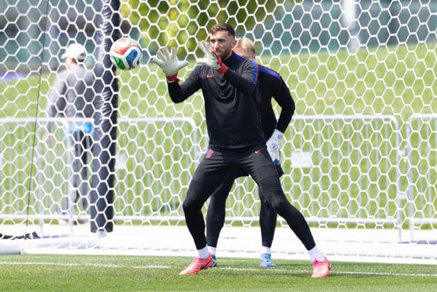 July 4, 2026, Seattle, Washington, USA: United States of America goalkeeper Matt Turner (1) warms up by United States of America goalkeeper Chris Brady (25) in their final team practice before their game at the USA national team, Nationalteam Training which took place at University of Washington Soccer Stadium. Seattle USA - ZUMAl181 20260704_zsp_l181_022 Copyright: xMelissaxLevinx