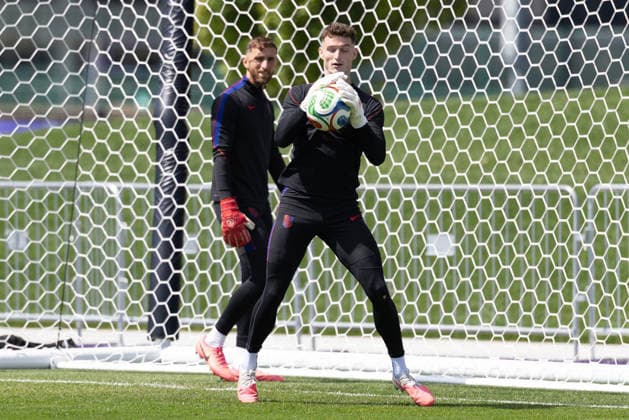 July 4, 2026, Seattle, Washington, USA: United States of America goalkeeper Matt Freese (24) warms up by United States of America goalkeeper Matt Turner (1) in their final team practice before their game at the USA national team, Nationalteam Training which took place at University of Washington Soccer Stadium. Seattle USA - ZUMAl181 20260704_zsp_l181_027 Copyright: xMelissaxLevinx