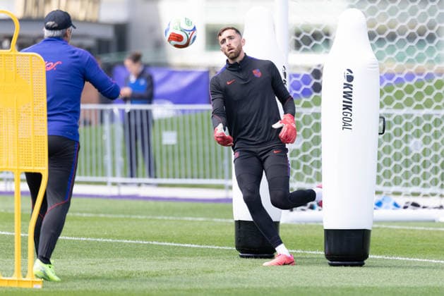 July 4, 2026, Seattle, Washington, USA: United States of America goalkeeper Matt Freese (24) warms up in their final team practice before their game at the USA national team, Nationalteam Training which took place at University of Washington Soccer Stadium. Seattle USA - ZUMAl181 20260704_zsp_l181_030 Copyright: xMelissaxLevinx