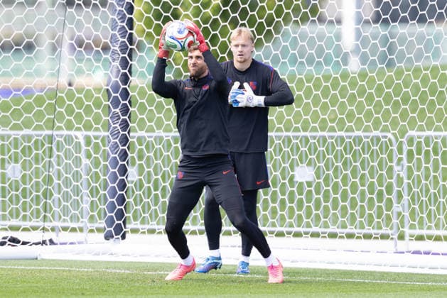 July 4, 2026, Seattle, Washington, USA: United States of America goalkeeper Matt Turner (1) warms up by United States of America goalkeeper Chris Brady (25) in their final team practice before their game at the USA national team, Nationalteam Training which took place at University of Washington Soccer Stadium. Seattle USA - ZUMAl181 20260704_zsp_l181_035 Copyright: xMelissaxLevinx