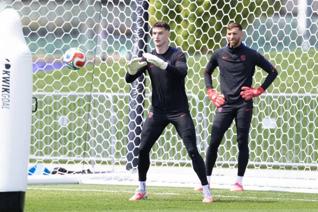 July 4, 2026, Seattle, Washington, USA: United States of America goalkeeper Matt Freese (24) warms up by United States of America goalkeeper Matt Turner (1) in their final team practice before their game at the USA national team, Nationalteam Training which took place at University of Washington Soccer Stadium. Seattle USA - ZUMAl181 20260704_zsp_l181_036 Copyright: xMelissaxLevinx