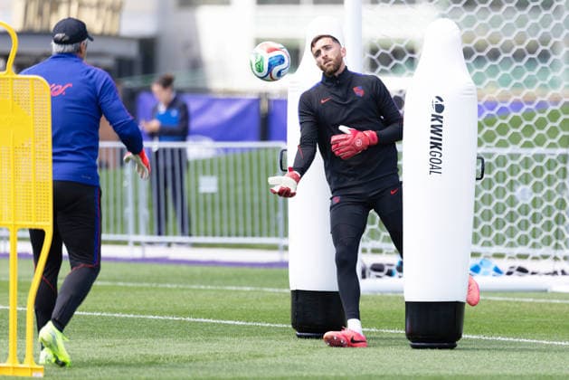 July 4, 2026, Seattle, Washington, USA: United States of America goalkeeper Matt Freese (24) warms up in their final team practice before their game at the USA national team, Nationalteam Training which took place at University of Washington Soccer Stadium. Seattle USA - ZUMAl181 20260704_zsp_l181_038 Copyright: xMelissaxLevinx