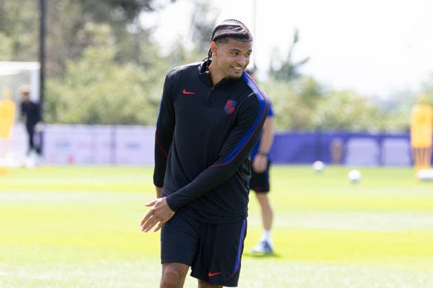 July 4, 2026, Seattle, Washington, USA: United States of America defender Miles Robinson (12) warms up in their final team practice before their game at the USA national team, Nationalteam Training which took place at University of Washington Soccer Stadium. Seattle USA - ZUMAl181 20260704_zsp_l181_044 Copyright: xMelissaxLevinx