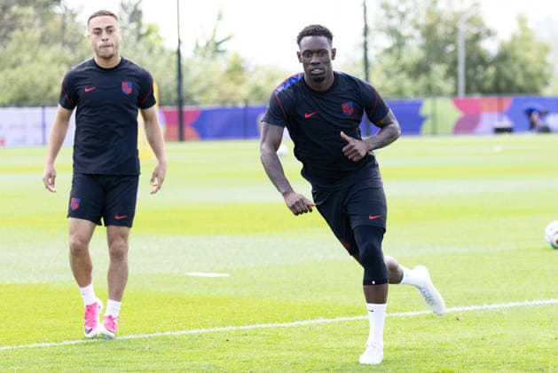 July 4, 2026, Seattle, Washington, USA: United States of America forward Folarin Balogun (20) ad United States of America defender SergioÂ±o Dest (2) warm up in their final team practice before their game at the USA national team, Nationalteam Training which took place at University of Washington Soccer Stadium. Seattle USA - ZUMAl181 20260704_zsp_l181_046 Copyright: xMelissaxLevinx