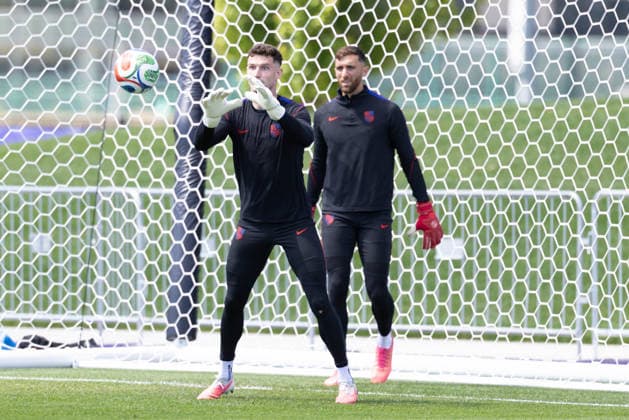 July 4, 2026, Seattle, Washington, USA: United States of America goalkeeper Matt Freese (24) warms up by United States of America goalkeeper Matt Turner (1) in their final team practice before their game at the USA national team, Nationalteam Training which took place at University of Washington Soccer Stadium. Seattle USA - ZUMAl181 20260704_zsp_l181_047 Copyright: xMelissaxLevinx
