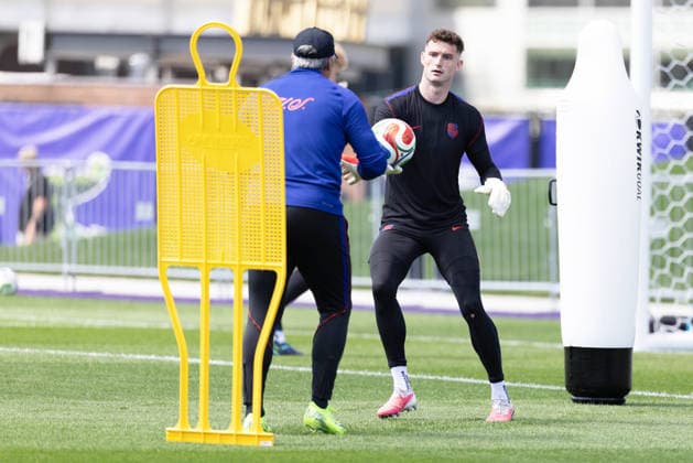 July 4, 2026, Seattle, Washington, USA: United States of America goalkeeper Matt Freese (24) warms up in their final team practice before their game at the USA national team, Nationalteam Training which took place at University of Washington Soccer Stadium. Seattle USA - ZUMAl181 20260704_zsp_l181_048 Copyright: xMelissaxLevinx
