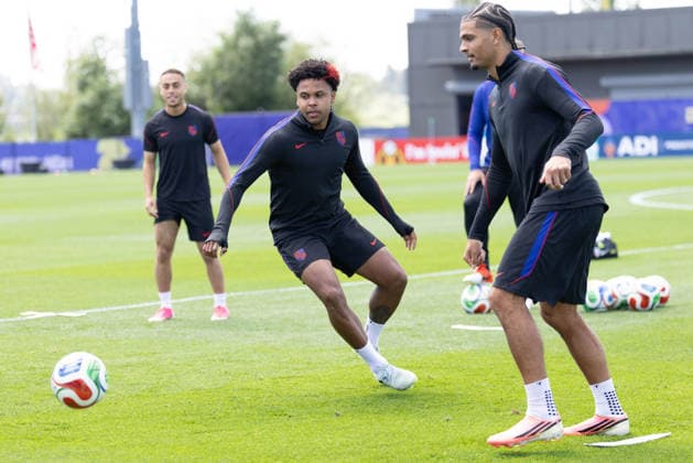 July 4, 2026, Seattle, Washington, USA: United States of America midfielder Weston McKennie (8) and United States of America defender Miles Robinson (12) warms up in their final team practice before their game at the USA national team, Nationalteam Training which took place at University of Washington Soccer Stadium. Seattle USA - ZUMAl181 20260704_zsp_l181_050 Copyright: xMelissaxLevinx