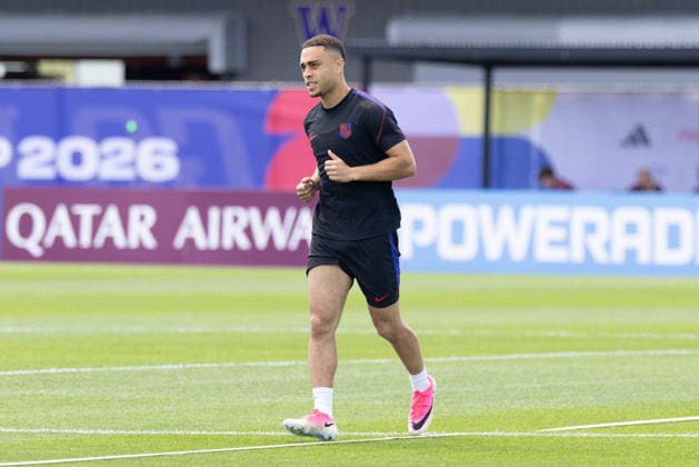 July 4, 2026, Seattle, Washington, USA: United States of America defender SergioÂ±o Dest (2) warms up in their final team practice before their game at the USA national team, Nationalteam Training which took place at University of Washington Soccer Stadium. Seattle USA - ZUMAl181 20260704_zsp_l181_057 Copyright: xMelissaxLevinx