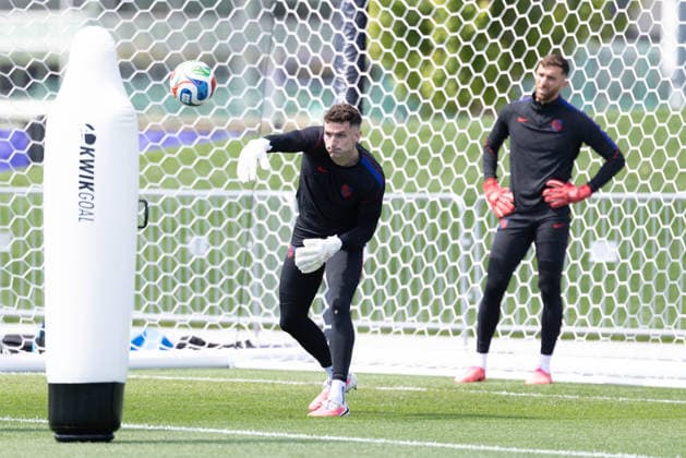 July 4, 2026, Seattle, Washington, USA: United States of America goalkeeper Matt Freese (24) warms up by United States of America goalkeeper Matt Turner (1) in their final team practice before their game at the USA national team, Nationalteam Training which took place at University of Washington Soccer Stadium. Seattle USA - ZUMAl181 20260704_zsp_l181_059 Copyright: xMelissaxLevinx