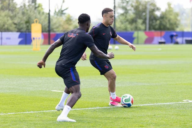 July 4, 2026, Seattle, Washington, USA: United States of America defender SergioÂ±o Dest (2) and United States of America forward Folarin Balogun (20) warm up in their final team practice before their game at the USA national team, Nationalteam Training which took place at University of Washington Soccer Stadium. Seattle USA - ZUMAl181 20260704_zsp_l181_061 Copyright: xMelissaxLevinx
