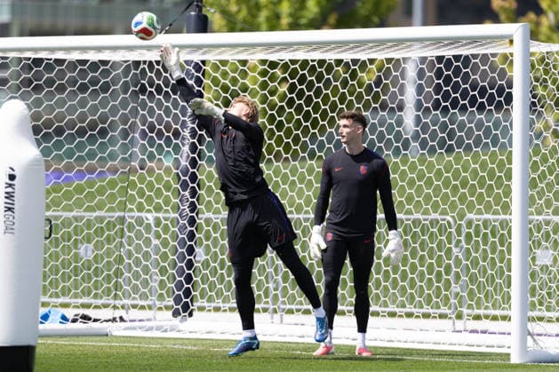 July 4, 2026, Seattle, Washington, USA: United States of America goalkeeper Chris Brady (25) warms up by United States of America goalkeeper Matt Freese (24) in their final team practice before their game at the USA national team, Nationalteam Training which took place at University of Washington Soccer Stadium. Seattle USA - ZUMAl181 20260704_zsp_l181_042 Copyright: xMelissaxLevinx