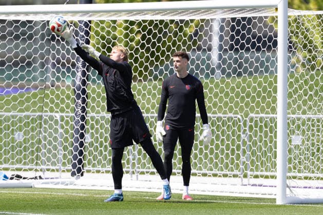 July 4, 2026, Seattle, Washington, USA: United States of America goalkeeper Chris Brady (25) warms up by United States of America goalkeeper Matt Freese (24) in their final team practice before their game at the USA national team, Nationalteam Training which took place at University of Washington Soccer Stadium. Seattle USA - ZUMAl181 20260704_zsp_l181_062 Copyright: xMelissaxLevinx