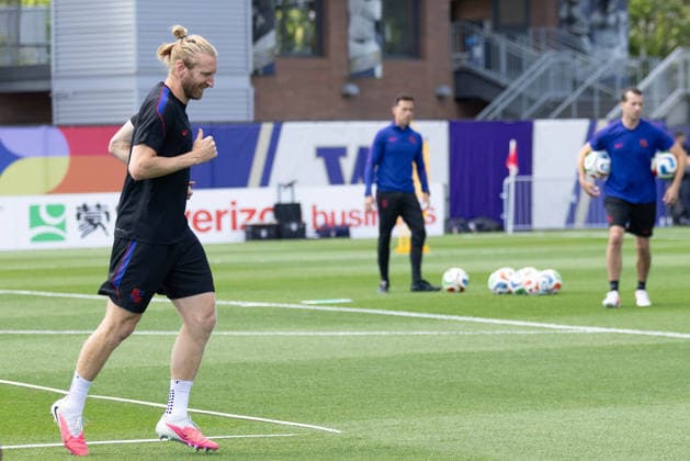 July 4, 2026, Seattle, Washington, USA: United States of America defender Tim Ream (13) warms up in their final team practice before their game at the USA national team, Nationalteam Training which took place at University of Washington Soccer Stadium. Seattle USA - ZUMAl181 20260704_zsp_l181_067 Copyright: xMelissaxLevinx