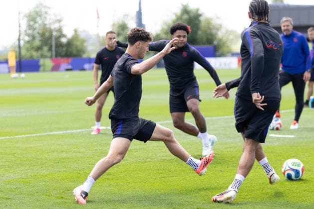 July 4, 2026, Seattle, Washington, USA: United States of America midfielder Sebastian Berhalter (14) United States of America midfielder Weston McKennie (8) and United States of America defender Miles Robinson (12) warms up in their final team practice before their game at the USA national team, Nationalteam Training which took place at University of Washington Soccer Stadium. Seattle USA - ZUMAl181 20260704_zsp_l181_069 Copyright: xMelissaxLevinx