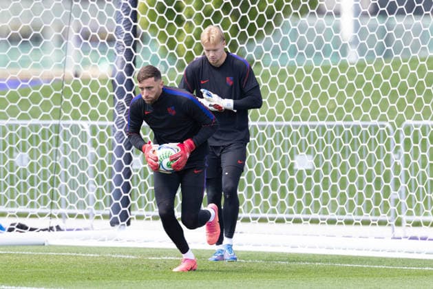 July 4, 2026, Seattle, Washington, USA: United States of America goalkeeper Matt Turner (1) warms up by United States of America goalkeeper Chris Brady (25) in their final team practice before their game at the USA national team, Nationalteam Training which took place at University of Washington Soccer Stadium. Seattle USA - ZUMAl181 20260704_zsp_l181_073 Copyright: xMelissaxLevinx