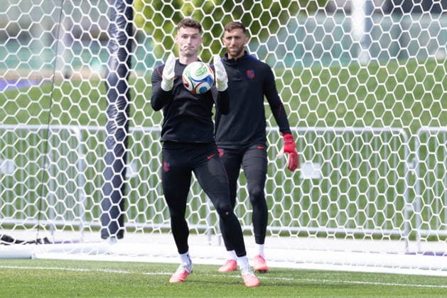 July 4, 2026, Seattle, Washington, USA: United States of America goalkeeper Matt Freese (24) warms up by United States of America goalkeeper Matt Turner (1) in their final team practice before their game at the USA national team, Nationalteam Training which took place at University of Washington Soccer Stadium. Seattle USA - ZUMAl181 20260704_zsp_l181_078 Copyright: xMelissaxLevinx