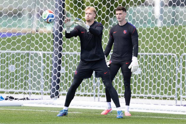 July 4, 2026, Seattle, Washington, USA: United States of America goalkeeper Chris Brady (25) warms up by United States of America goalkeeper Matt Freese (24) in their final team practice before their game at the USA national team, Nationalteam Training which took place at University of Washington Soccer Stadium. Seattle USA - ZUMAl181 20260704_zsp_l181_081 Copyright: xMelissaxLevinx