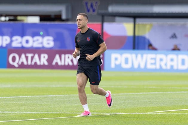 July 4, 2026, Seattle, Washington, USA: United States of America defender SergioÂ±o Dest (2) warms up in their final team practice before their game at the USA national team, Nationalteam Training which took place at University of Washington Soccer Stadium. Seattle USA - ZUMAl181 20260704_zsp_l181_082 Copyright: xMelissaxLevinx