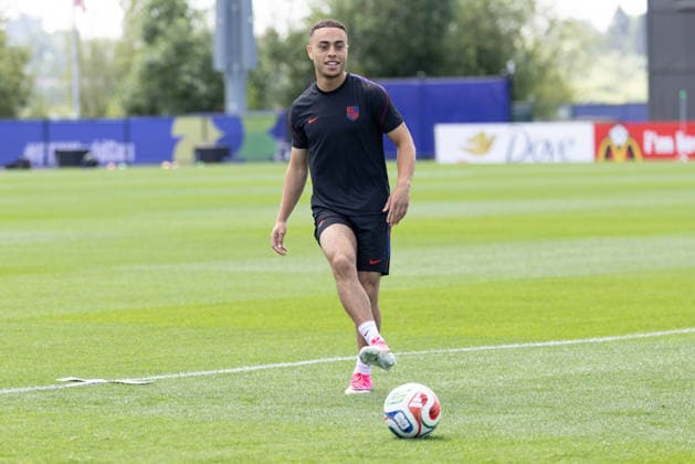 July 4, 2026, Seattle, Washington, USA: United States of America defender SergioÂ±o Dest (2) warms up in their final team practice before their game at the USA national team, Nationalteam Training which took place at University of Washington Soccer Stadium. Seattle USA - ZUMAl181 20260704_zsp_l181_085 Copyright: xMelissaxLevinx