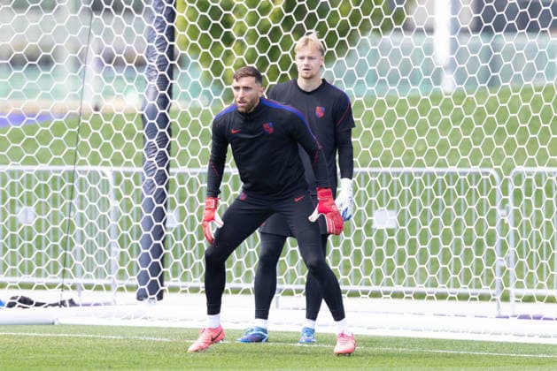 July 4, 2026, Seattle, Washington, USA: United States of America goalkeeper Matt Turner (1) warms up by United States of America goalkeeper Chris Brady (25) in their final team practice before their game at the USA national team, Nationalteam Training which took place at University of Washington Soccer Stadium. Seattle USA - ZUMAl181 20260704_zsp_l181_084 Copyright: xMelissaxLevinx