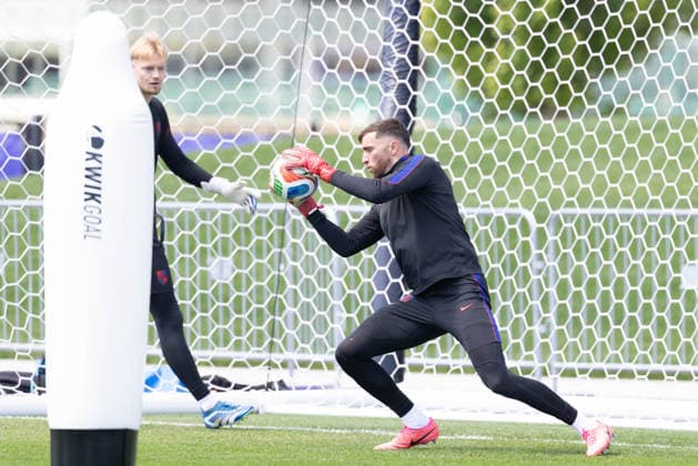 July 4, 2026, Seattle, Washington, USA: United States of America goalkeeper Matt Turner (1) warms up by United States of America goalkeeper Chris Brady (25) in their final team practice before their game at the USA national team, Nationalteam Training which took place at University of Washington Soccer Stadium. Seattle USA - ZUMAl181 20260704_zsp_l181_086 Copyright: xMelissaxLevinx