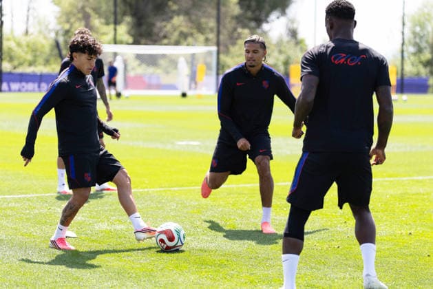 July 4, 2026, Seattle, Washington, USA: United States of America midfielder Alejandro Zendejas (26) United States of America defender Miles Robinson (12) and United States of America forward Folarin Balogun (20) warmsup in their final team practice before their game at the USA national team, Nationalteam Training which took place at University of Washington Soccer Stadium. Seattle USA - ZUMAl181 20260704_zsp_l181_087 Copyright: xMelissaxLevinx